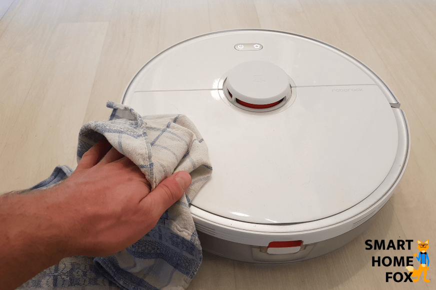 Робот-пылесос протирается тряпкой